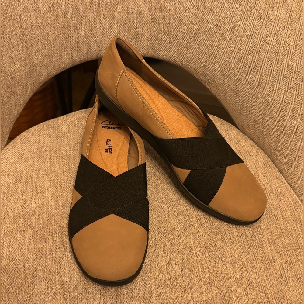 Clarks Tan and Black Flats - Picture 2 of 11